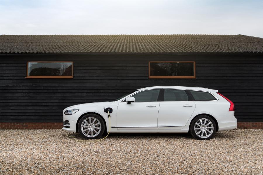  Volvo V90 T8 Inscription 2017 года  (UK) (фото 13 из 28)